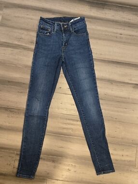 Levi's Women's Medium Blue Skinny Jeans